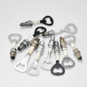 Otwieracz do butelek ze świecy motocyklowej