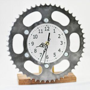 Zegar z części motocyklowych (wzór 07)