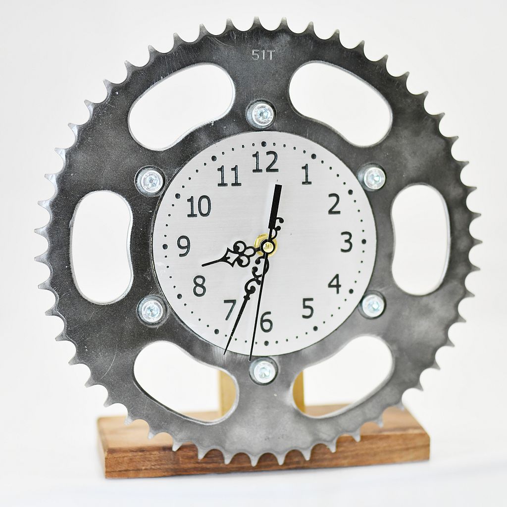 Zegar z części motocyklowych (wzór 07)