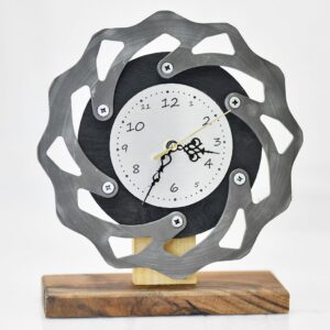 Zegar z części motocyklowych (wzór 09)