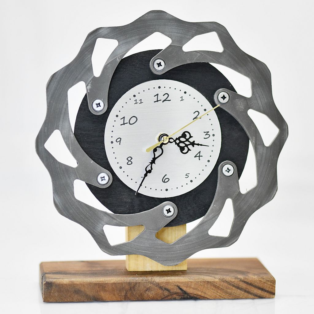 Zegar z części motocyklowych (wzór 09)