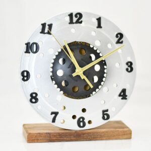 Zegar z części motocyklowych (wzór 10)